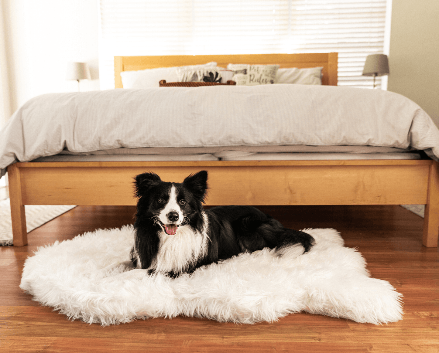 Orthopedic dog bed made of faux fur - Curve Pool White